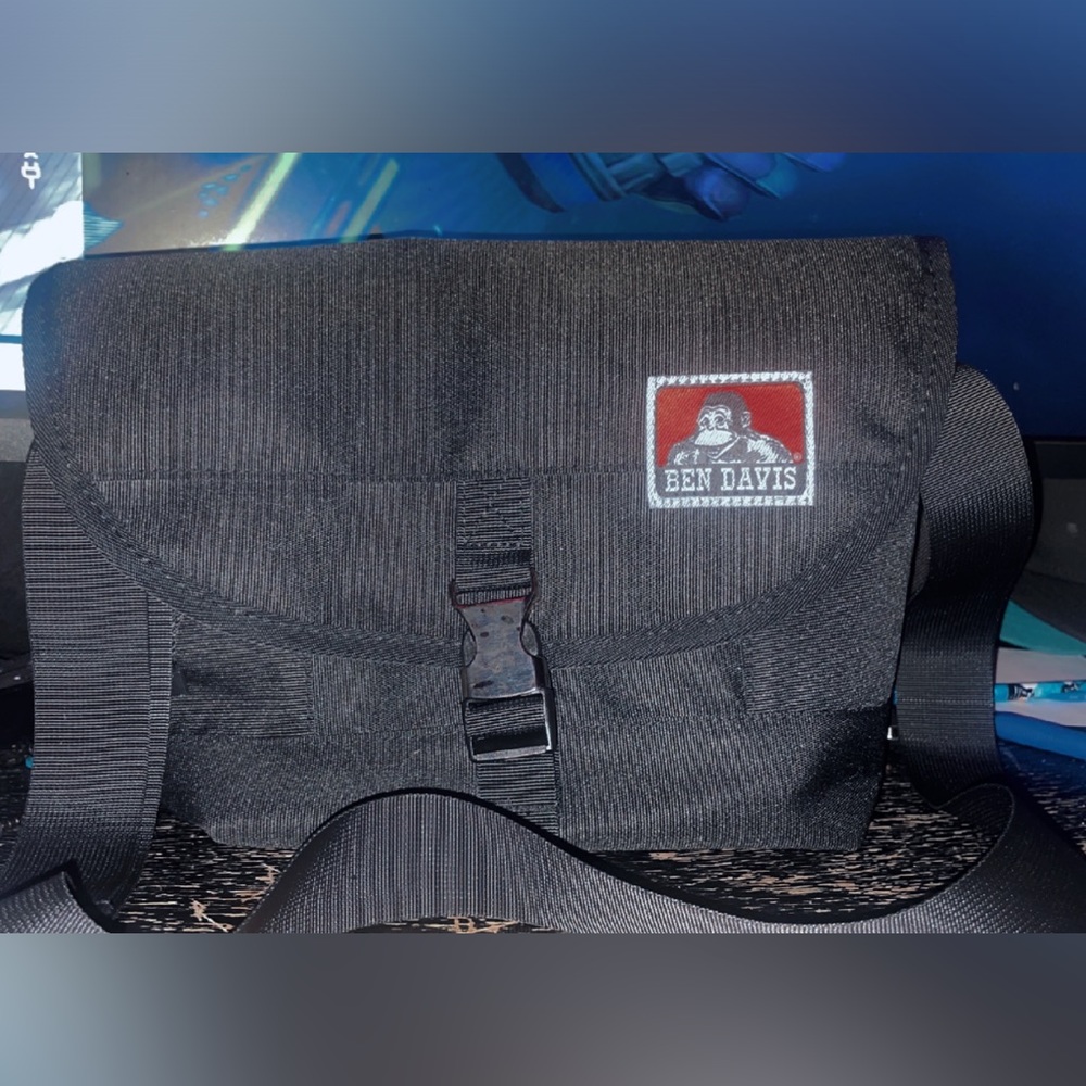 Ben Davis fanny pack has two small pockets brand new worn ones
